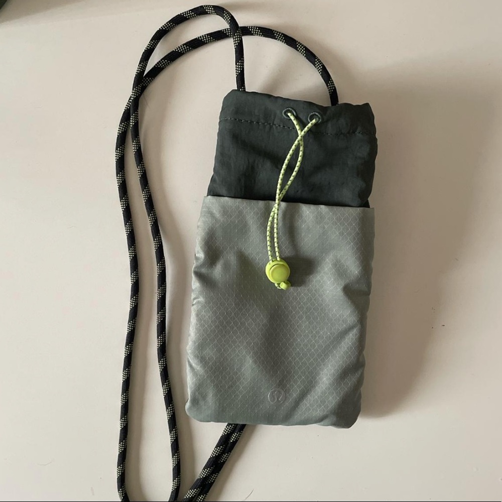 Lululemon Play Forward Pouch